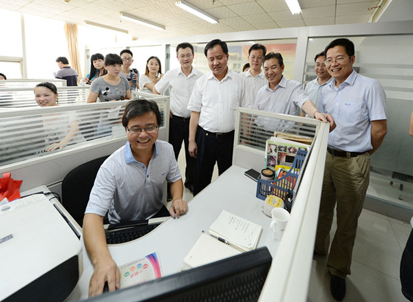 省委常委、常務(wù)副省長陳肇雄一行到訪高新區(qū)大學(xué)生創(chuàng)業(yè)園.jpg
